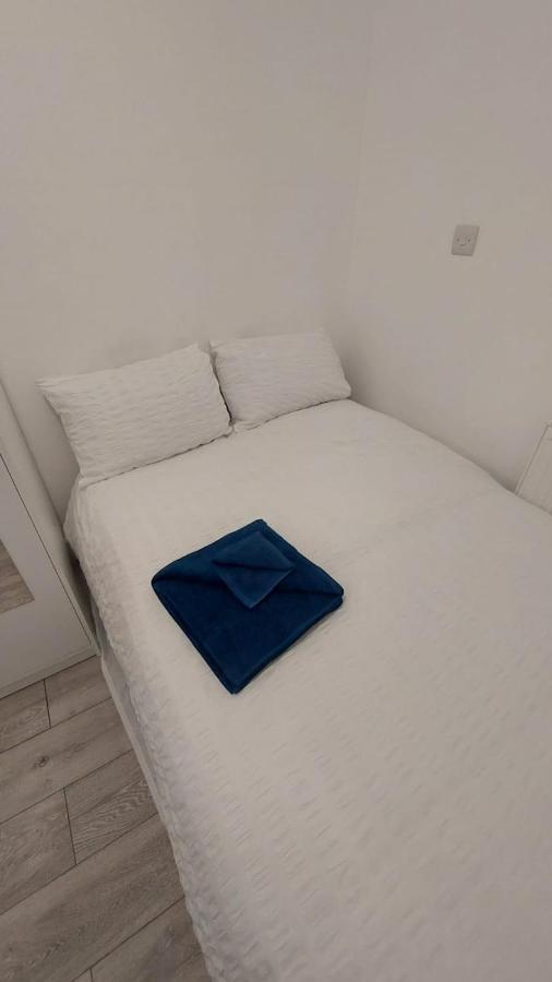 Double En-suite Available In 3 Bed Apt Guest house