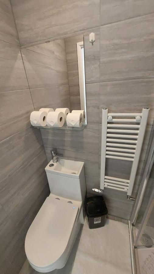 Double En-suite Available In 3 Bed Apt Guest house