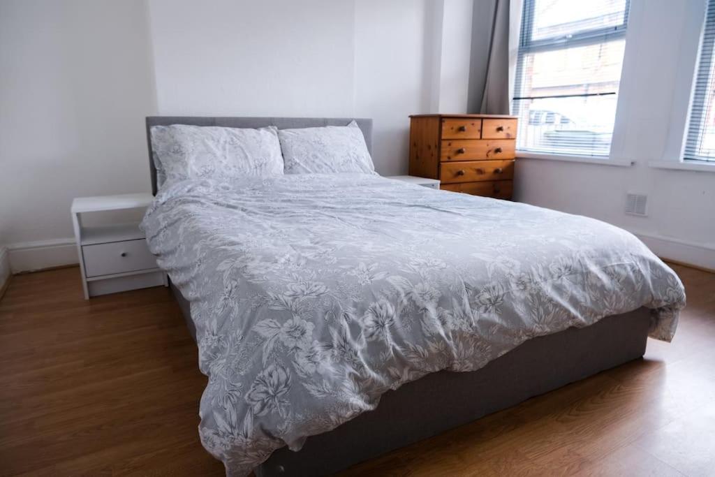 4 Bedroom House In Turnpike Lane/wood Londen