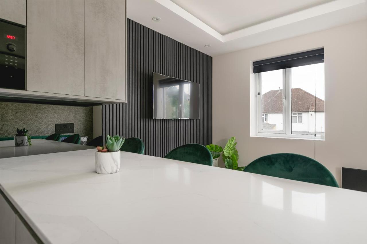 Apartamento Skyvillion - Cozy Large 4 & 1 Bed In Enfield, Mins To Tube Station, Free Wi-fi Londres
