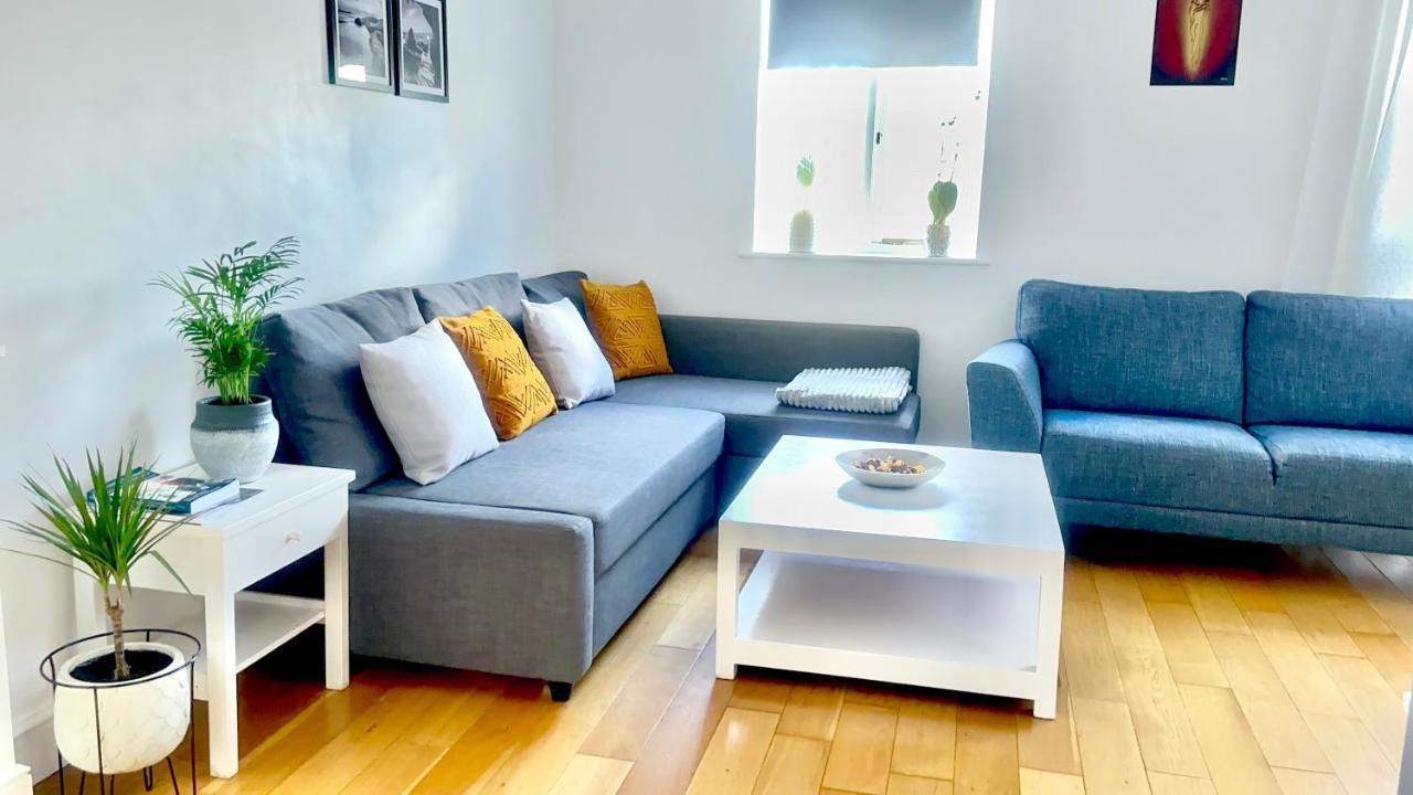 Amazing Location - Of London- 2 Bedroom Stunning Canal View House With Private Garden,parking & Balcony * London