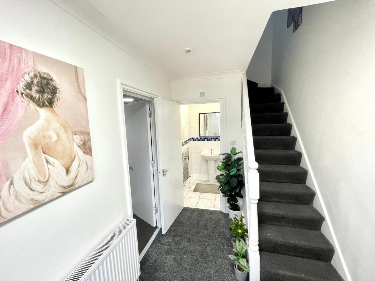 4 Bedrooms House, 3 Bathrooms , Separate Reception, Full Kitchen, Garden, Parking Vakantiehuis