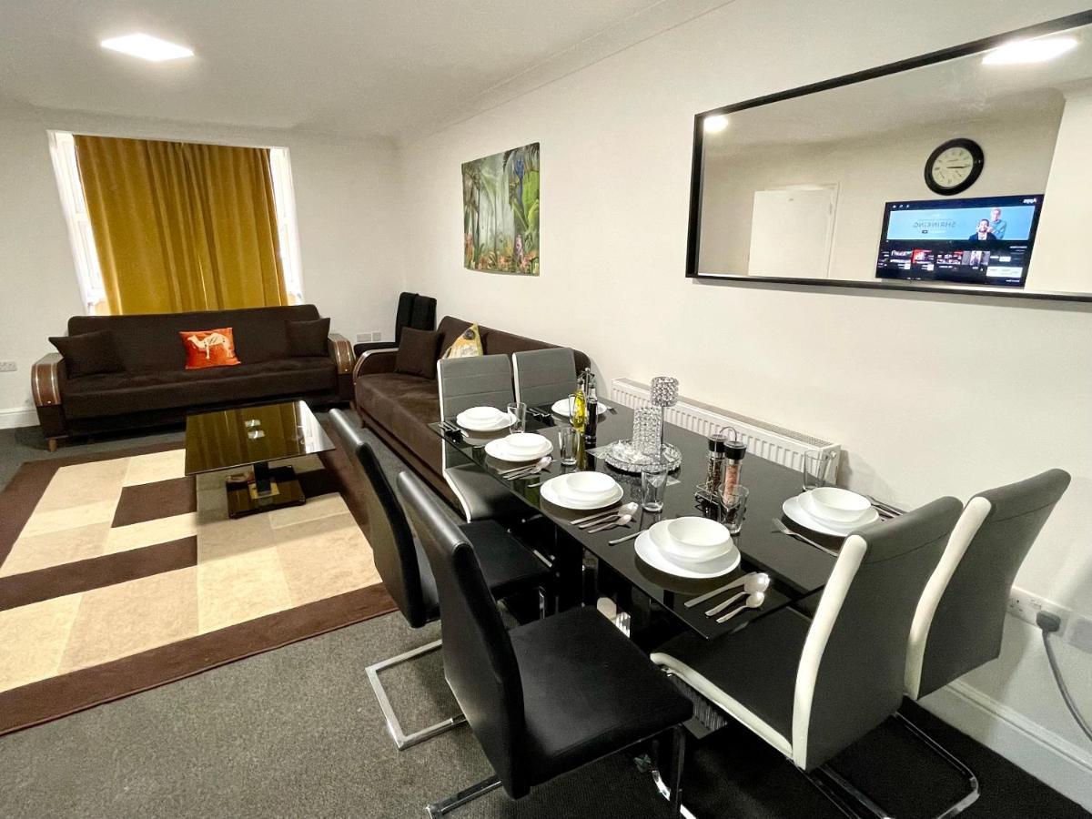 4 Bedrooms House, 3 Bathrooms , Separate Reception, Full Kitchen, Garden, Parking Vakantiehuis