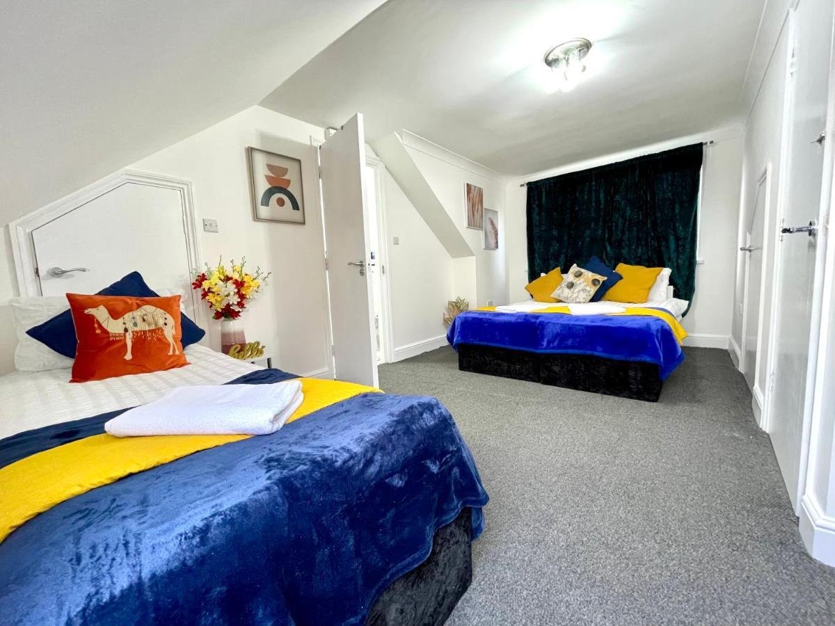 4 Bedrooms House, 3 Bathrooms , Separate Reception, Full Kitchen, Garden, Parking * Londen