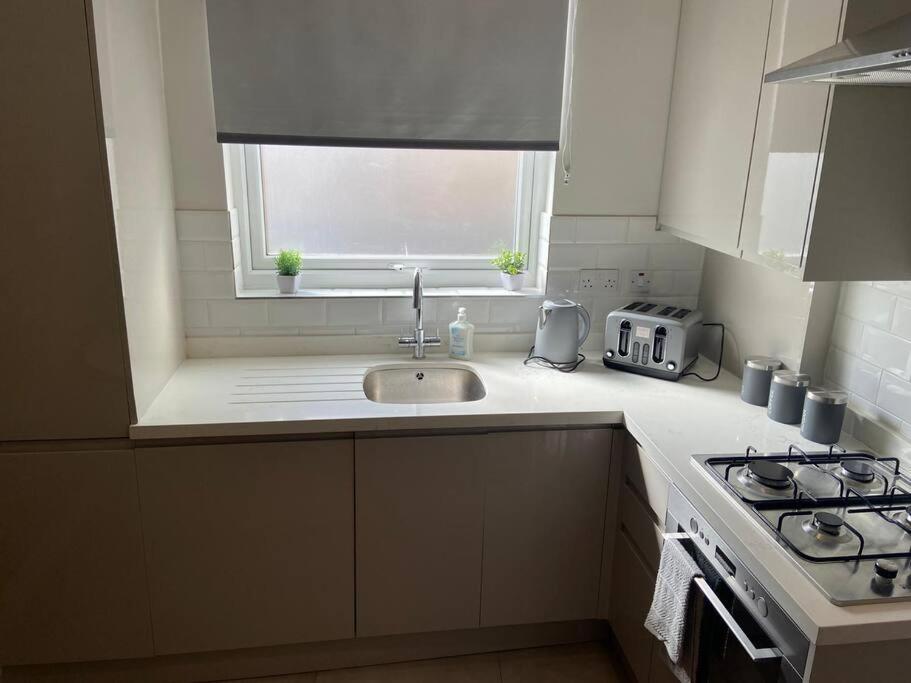 Balham High Road Apartment *