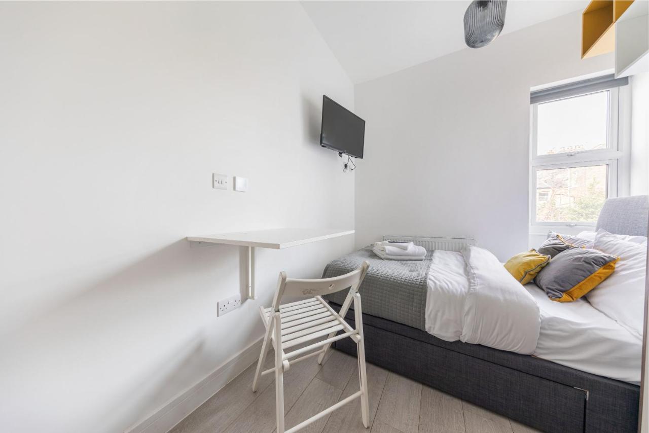 Functional Budget With Wi-fi And Laundry Facilities Near Tube Station Apartment