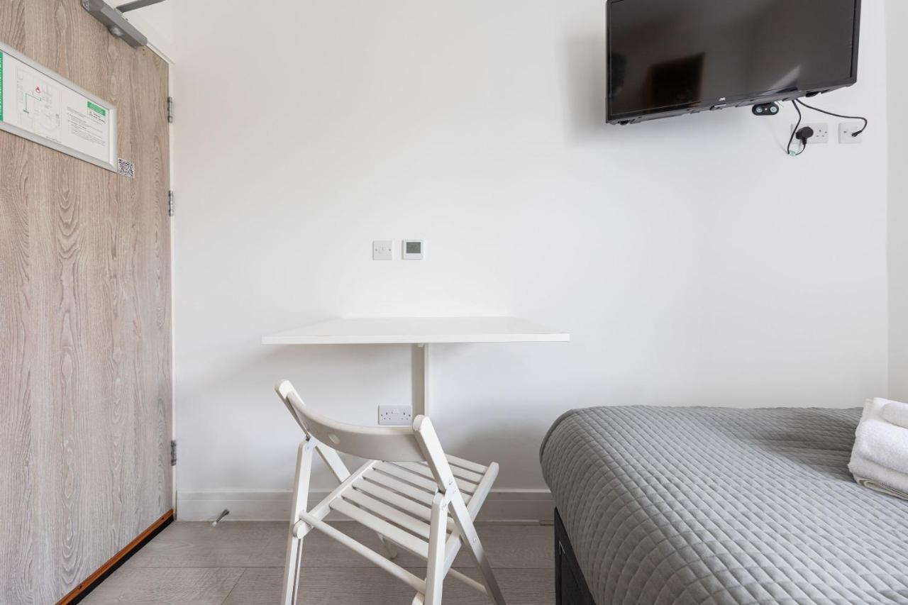 Functional Budget With Wi-fi And Laundry Facilities Near Tube Station Apartment