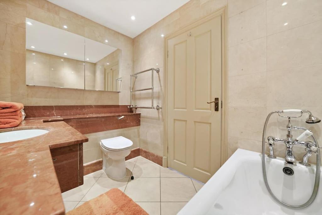 Three Bedroom Flat In Belgravia *
