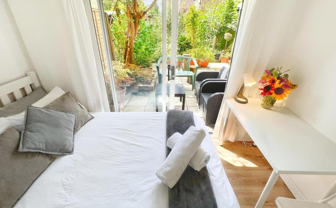 Luxurious House Near Excel- Air Conditioning, 9 Beds, 2 Baths, Garden, Fast Wifi Londres