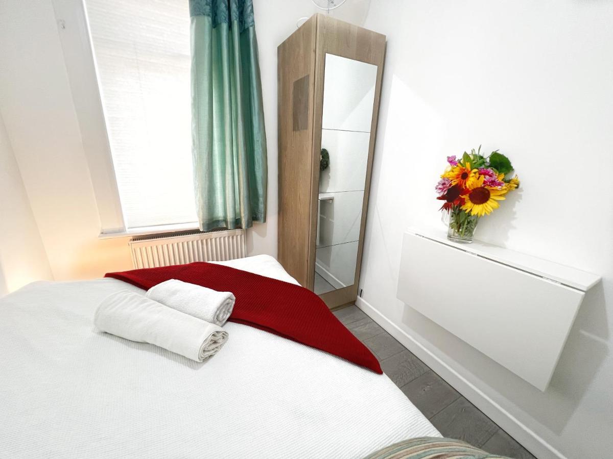 Luxurious House Near Excel- Air Conditioning, 9 Beds, 2 Baths, Garden, Fast Wifi Pensión *