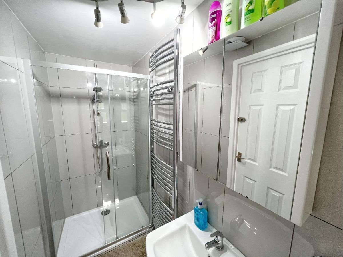 Luxurious House Near Excel- Air Conditioning, 9 Beds, 2 Baths, Garden, Fast Wifi Pensión *