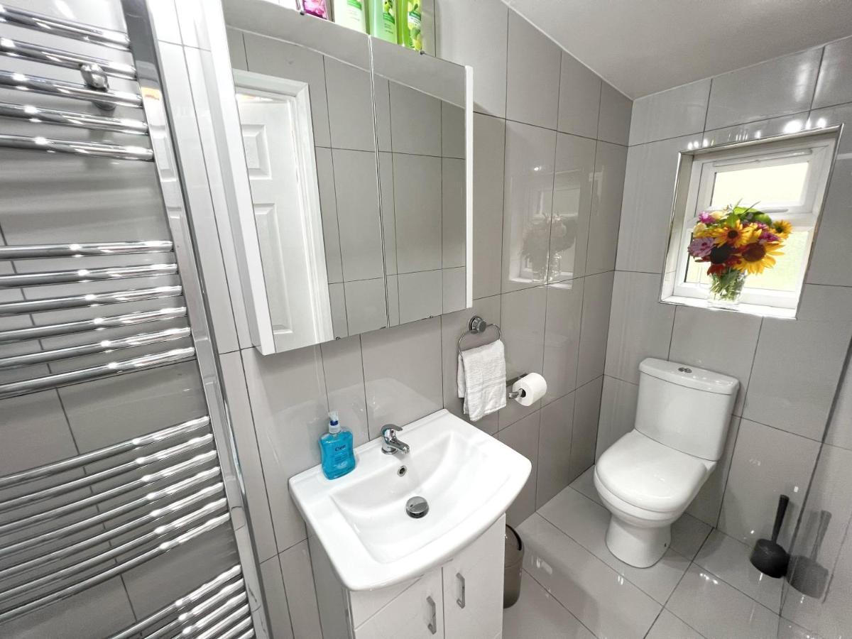 Luxurious House Near Excel- Air Conditioning, 9 Beds, 2 Baths, Garden, Fast Wifi Londres
