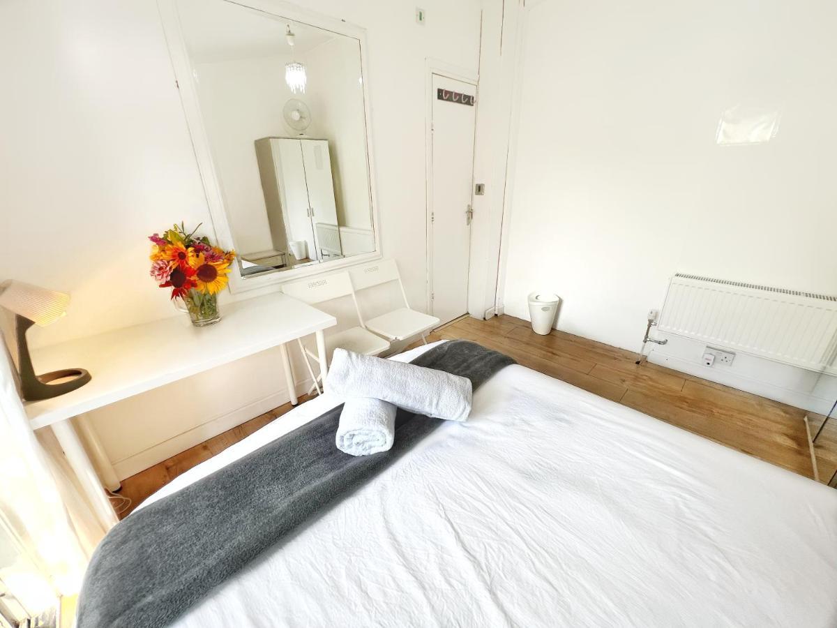 Pensión Luxurious House Near Excel- Air Conditioning, 9 Beds, 2 Baths, Garden, Fast Wifi *