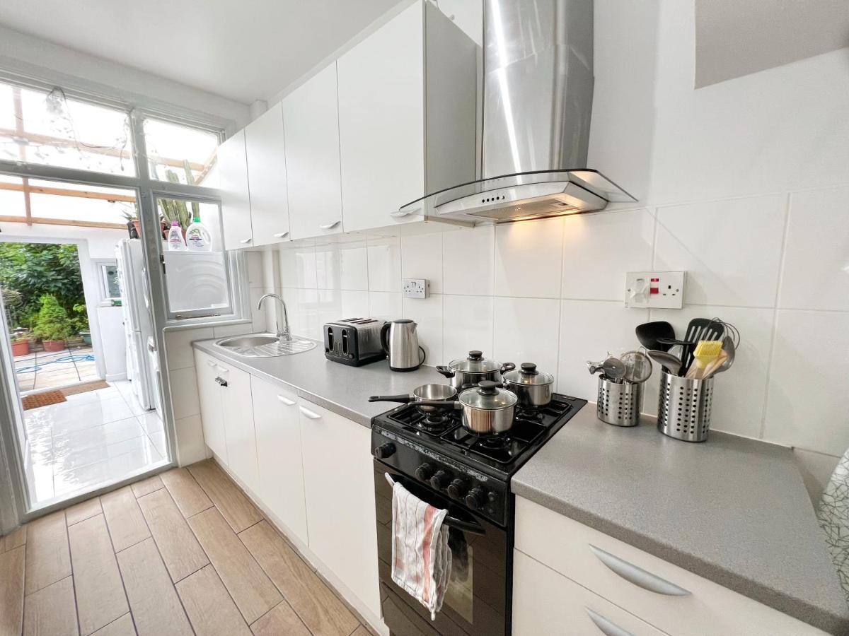Pensión Luxurious House Near Excel- Air Conditioning, 9 Beds, 2 Baths, Garden, Fast Wifi *