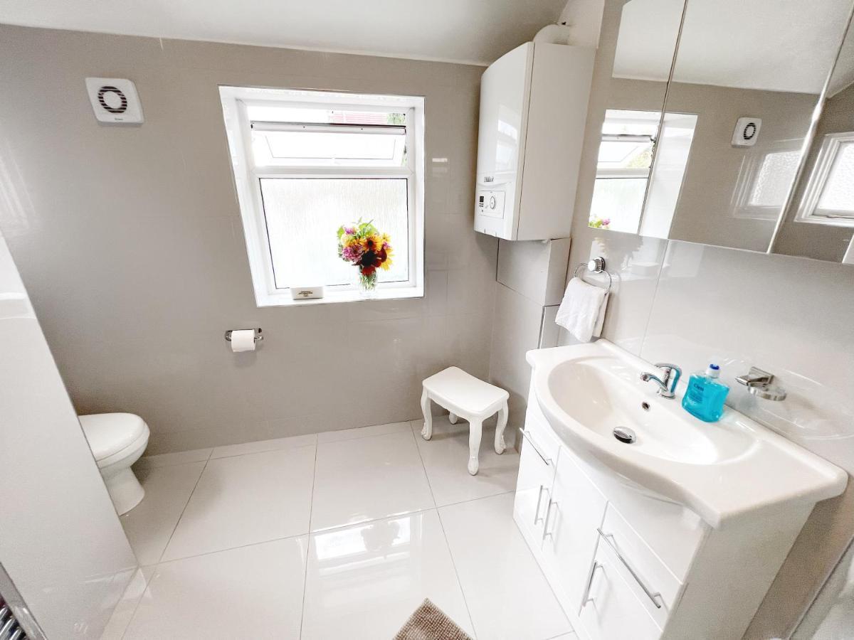 Luxurious House Near Excel- Air Conditioning, 9 Beds, 2 Baths, Garden, Fast Wifi Pensión *