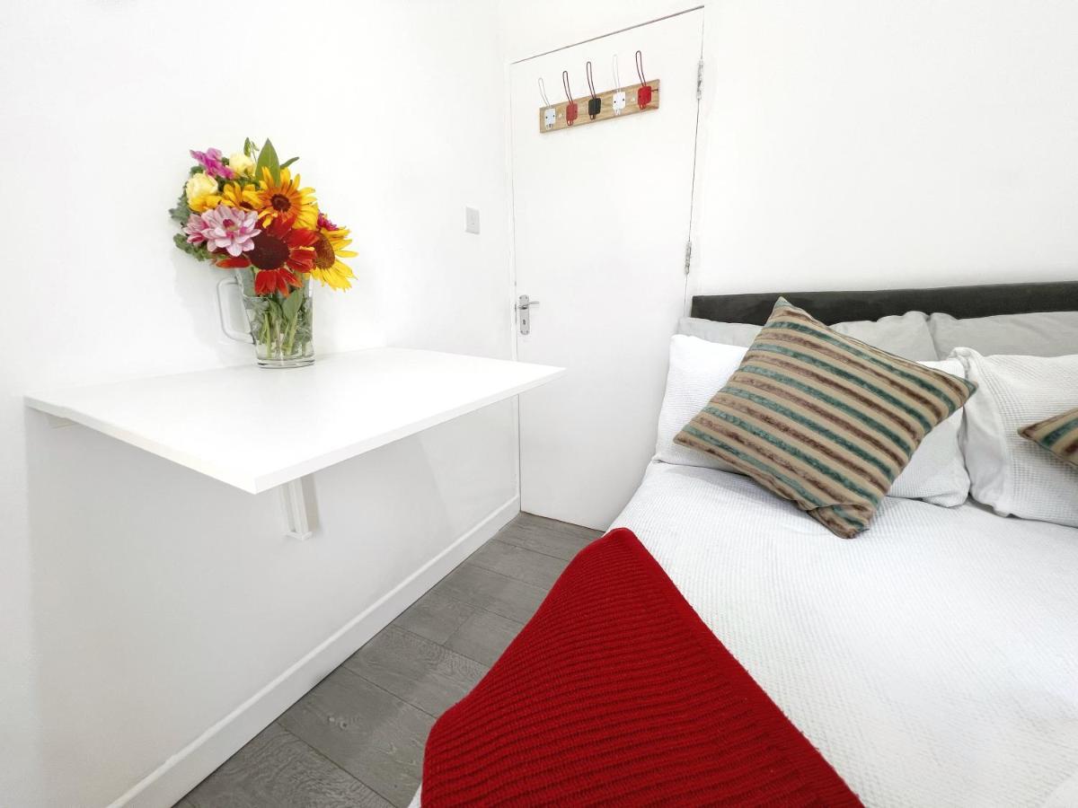 Pensión Luxurious House Near Excel- Air Conditioning, 9 Beds, 2 Baths, Garden, Fast Wifi *
