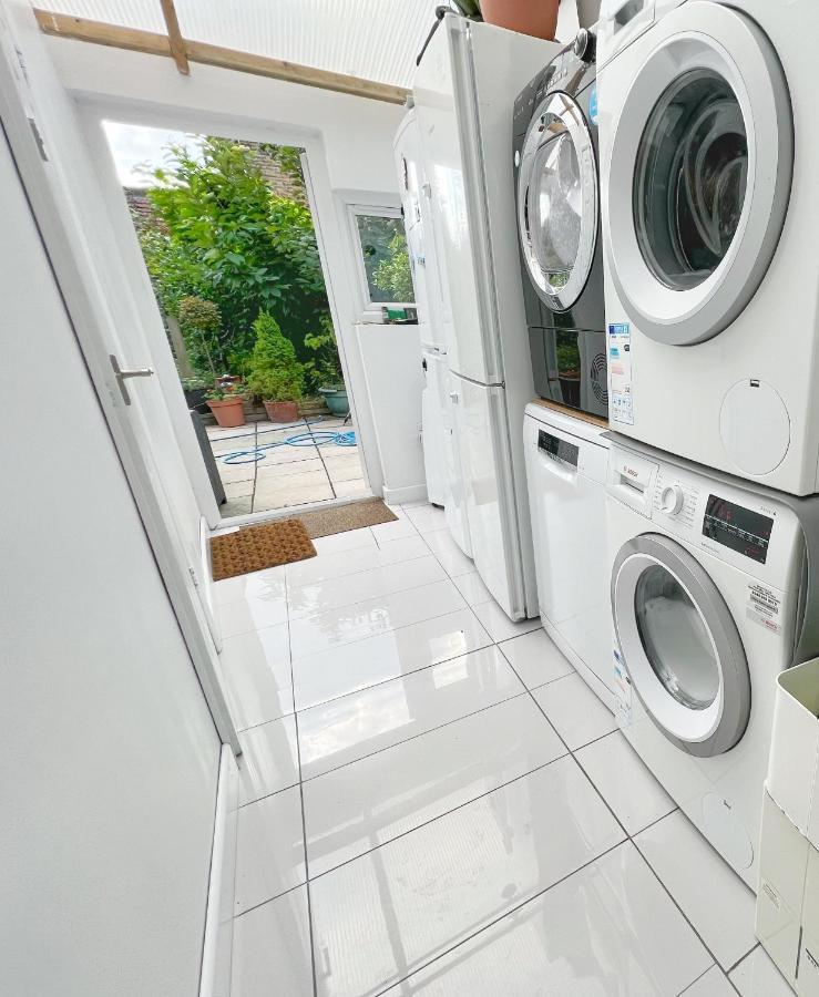 Luxurious House Near Excel- Air Conditioning, 9 Beds, 2 Baths, Garden, Fast Wifi Pensión *