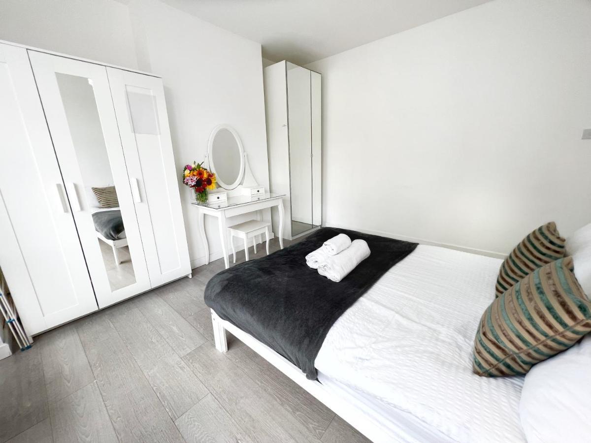 Luxurious House Near Excel- Air Conditioning, 9 Beds, 2 Baths, Garden, Fast Wifi Londres