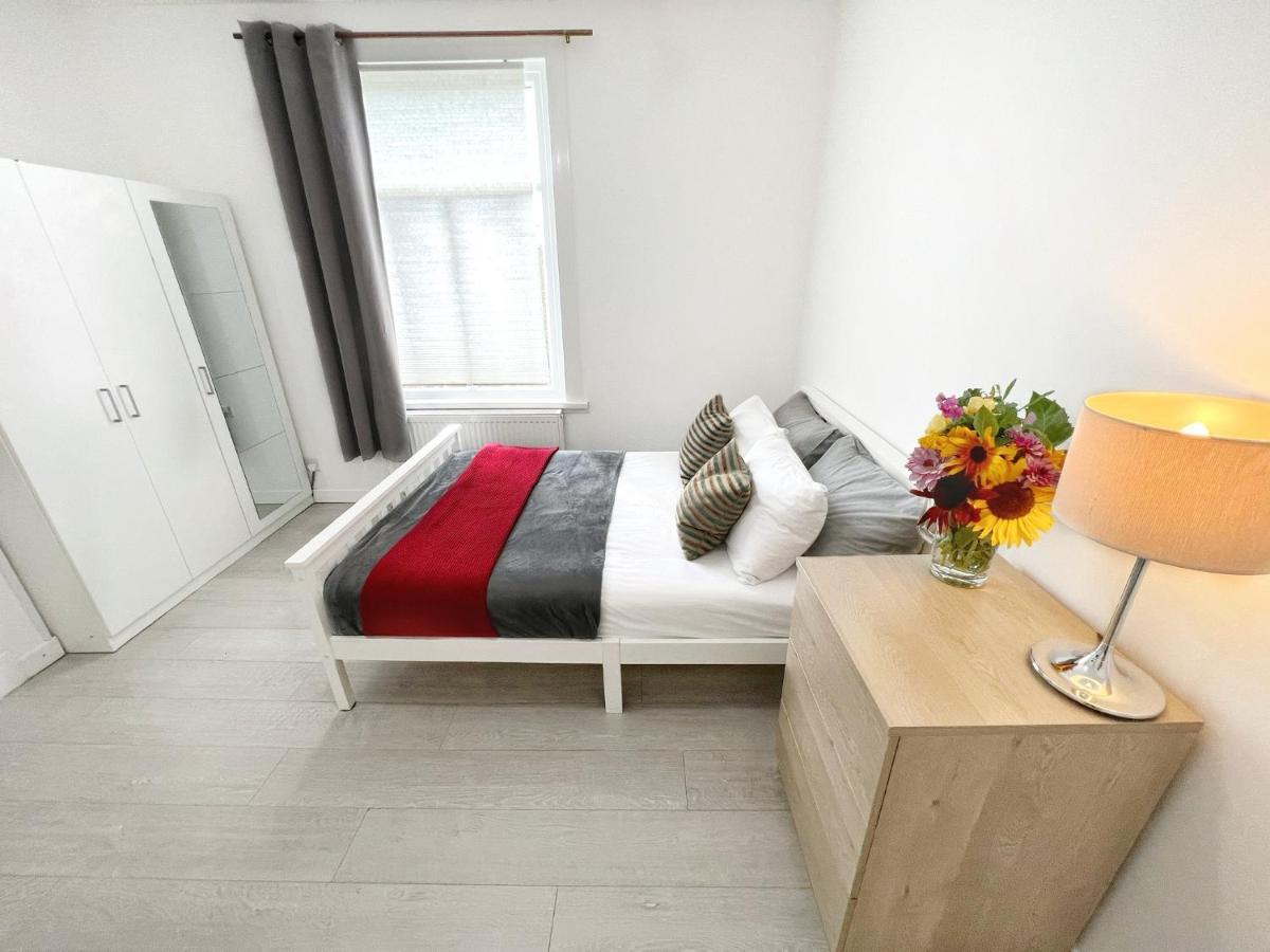 Luxurious House Near Excel- Air Conditioning, 9 Beds, 2 Baths, Garden, Fast Wifi Pensión *
