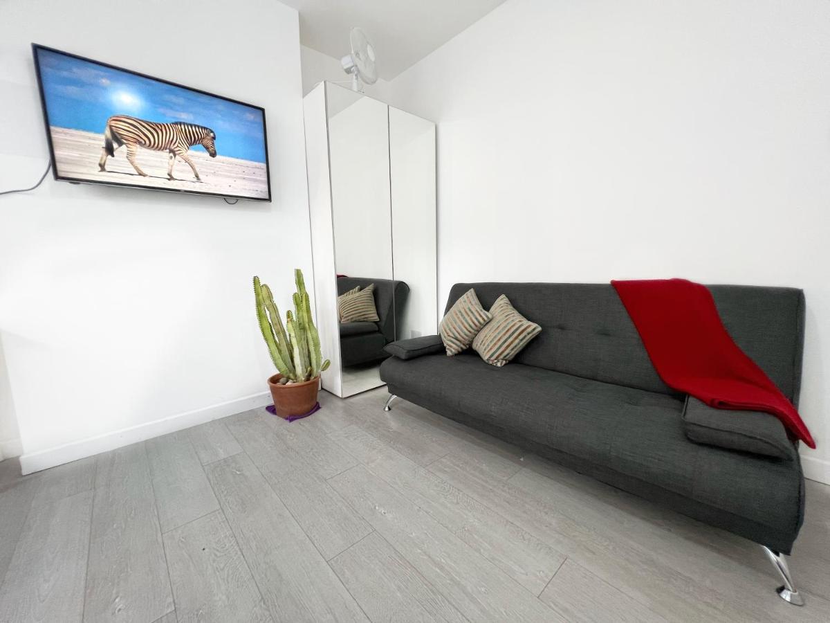 Luxurious House Near Excel- Air Conditioning, 9 Beds, 2 Baths, Garden, Fast Wifi Londres