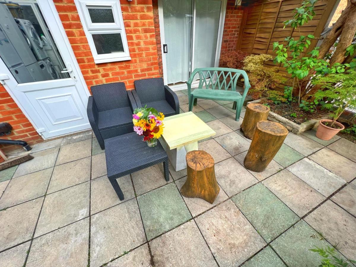 Pensión Luxurious House Near Excel- Air Conditioning, 9 Beds, 2 Baths, Garden, Fast Wifi Londres