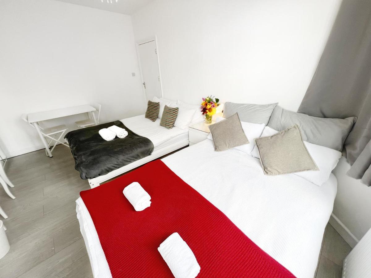Pensión Luxurious House Near Excel- Air Conditioning, 9 Beds, 2 Baths, Garden, Fast Wifi