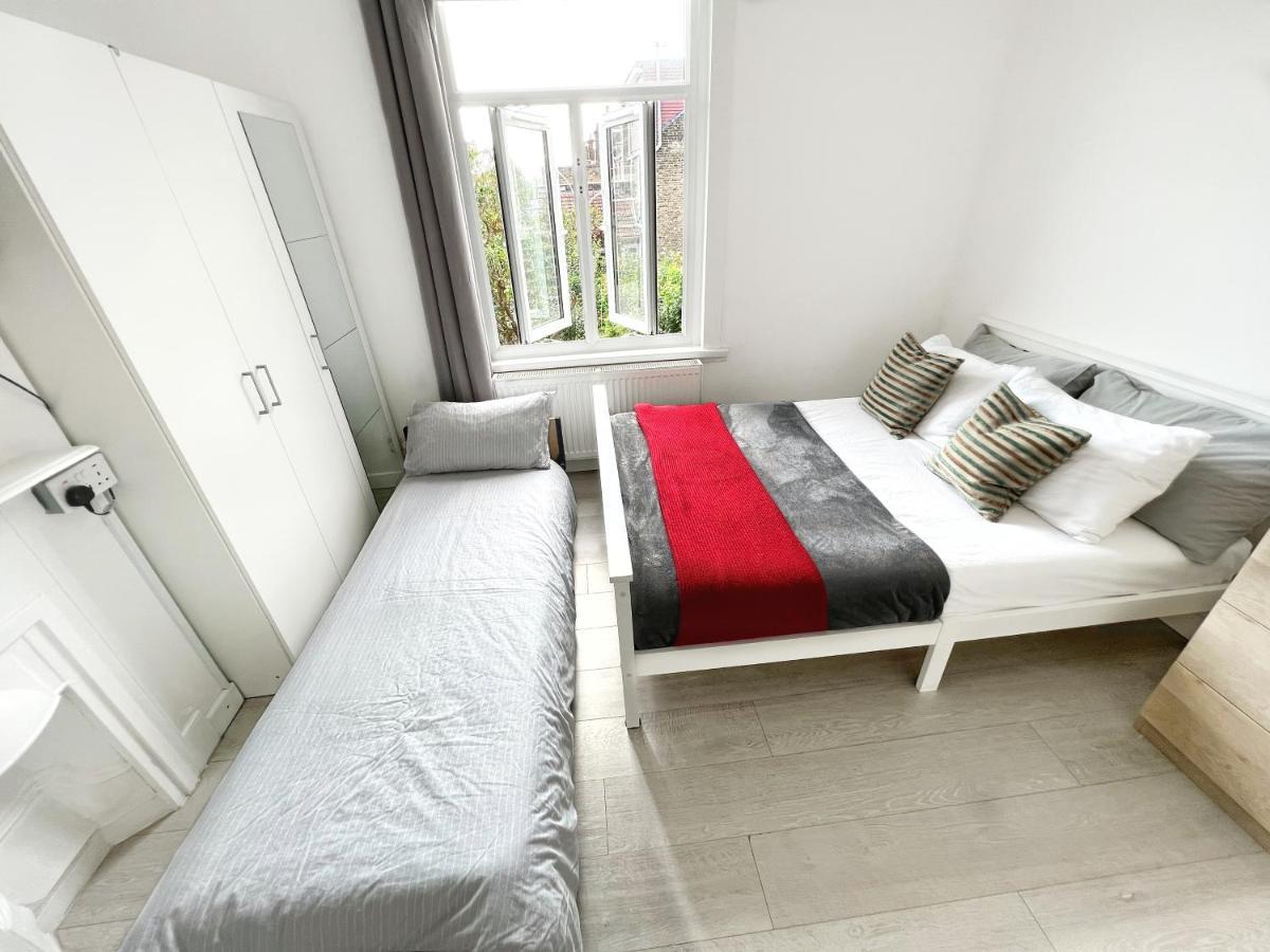 Luxurious House Near Excel- Air Conditioning, 9 Beds, 2 Baths, Garden, Fast Wifi Pensión *