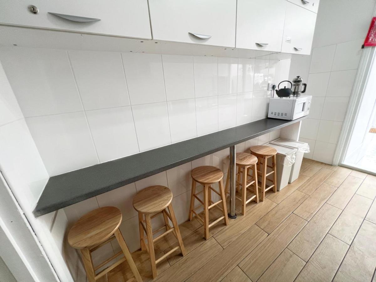 Luxurious House Near Excel- Air Conditioning, 9 Beds, 2 Baths, Garden, Fast Wifi Pensión Londres