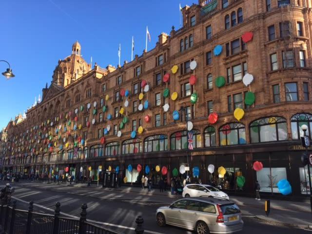 In Knightsbridge Overlooking Harrods Londen