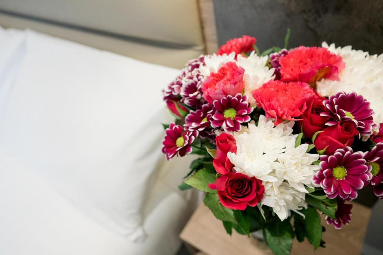 Western Buckingham Palace Rd 3* London