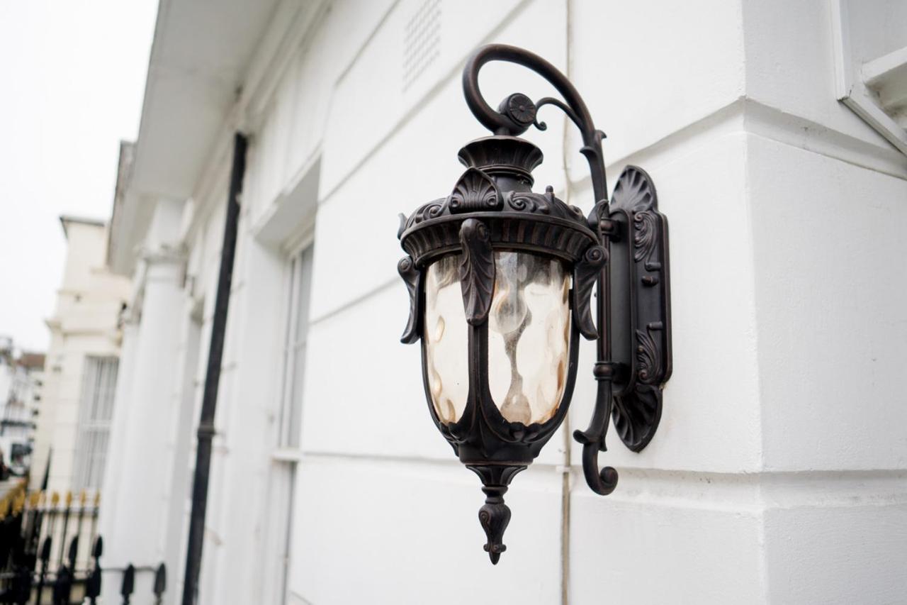 Western Buckingham Palace Rd 3* London