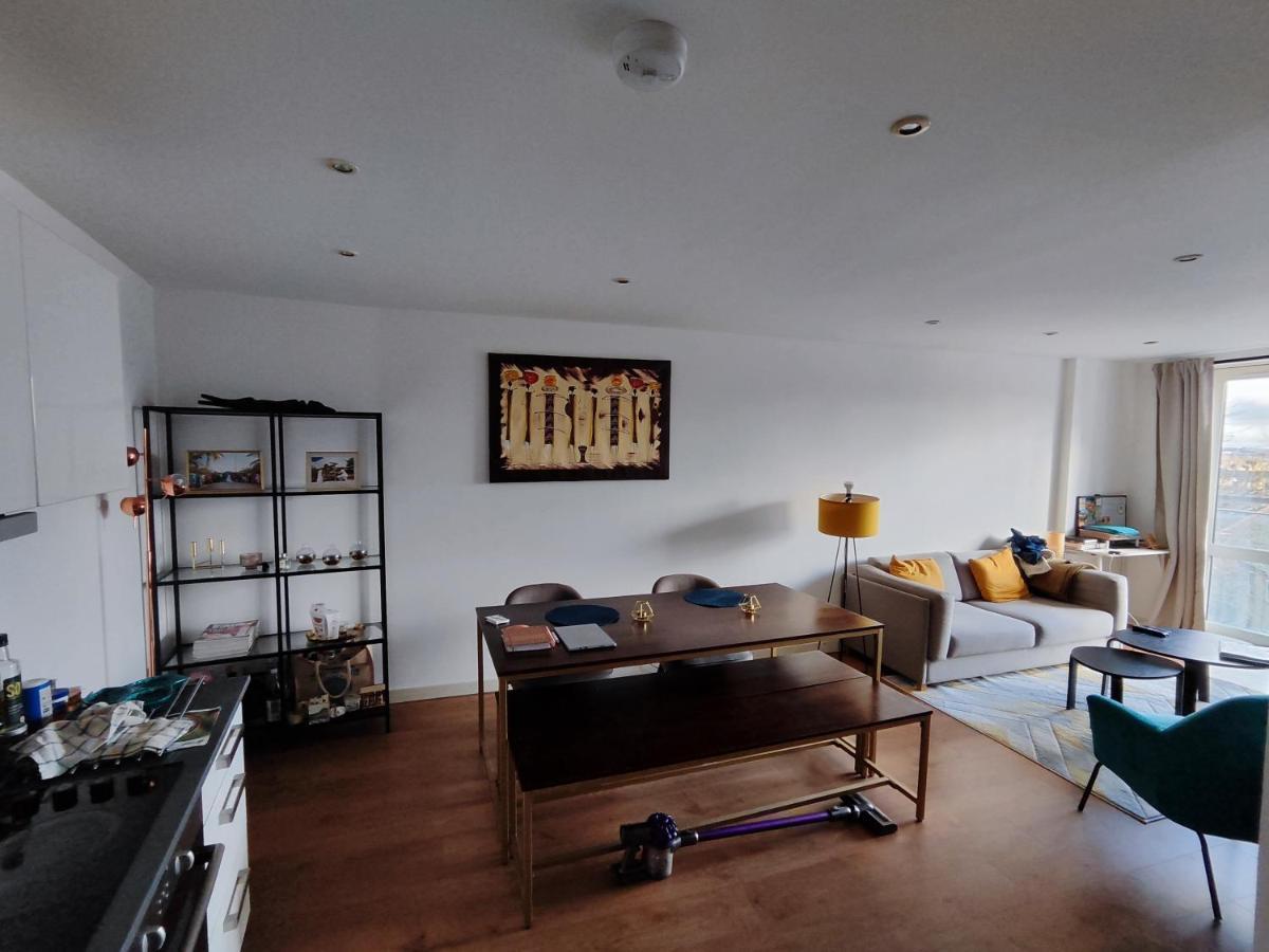 Apartment Spacious & Serene In London