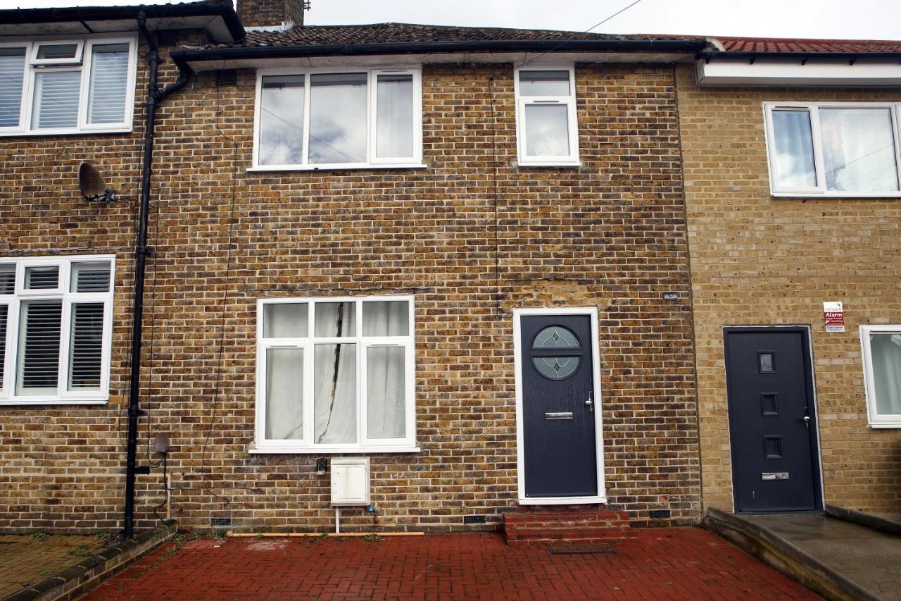 Family-friendly 3-bed House With Parking Near O2 Appartement Londen