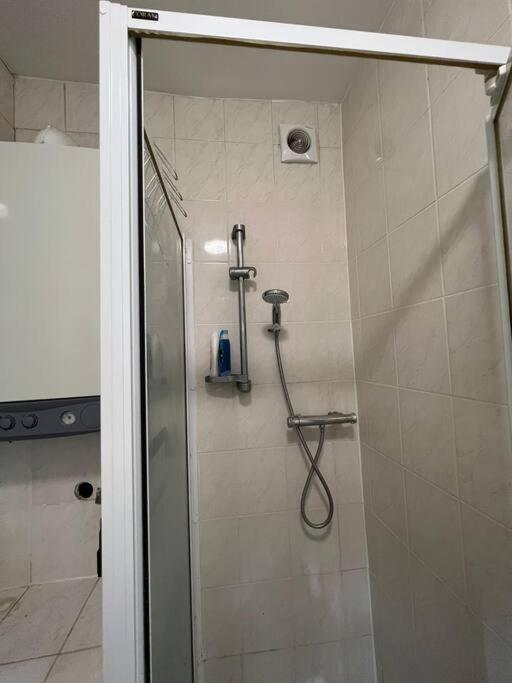 Apartment 003- Lovely 1-bedroom Very Close To London
