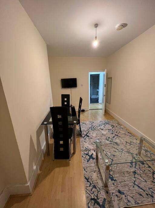 003- Lovely 1-bedroom Very Close To * London