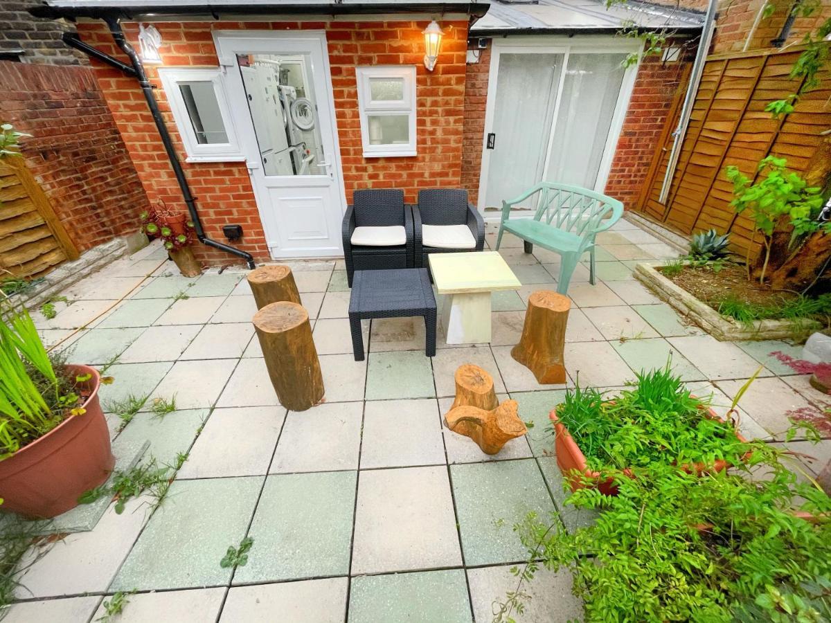 Luxurious House Near Excel- Air Conditioning, 9 Beds, 2 Baths, Garden, Fast Wifi Pensión Londres