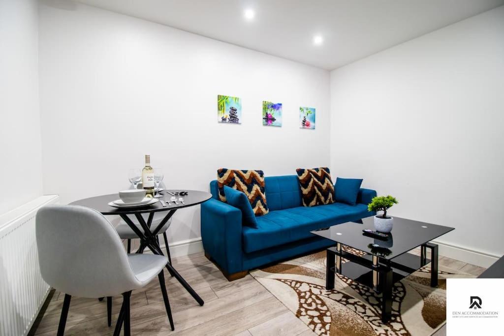 Weekly & Monthly - Beautiful 2 Bed House With Free Parking - Relocation, Business & Group - 5 Guests - By Den Short Lets & Serviced Accommodation, Woolwich Appartement