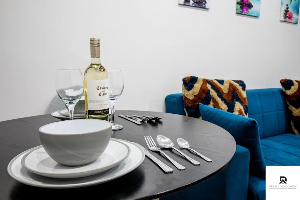 Weekly & Monthly - Beautiful 2 Bed House With Free Parking - Relocation, Business & Group - 5 Guests - By Den Short Lets & Serviced Accommodation, Woolwich Londen