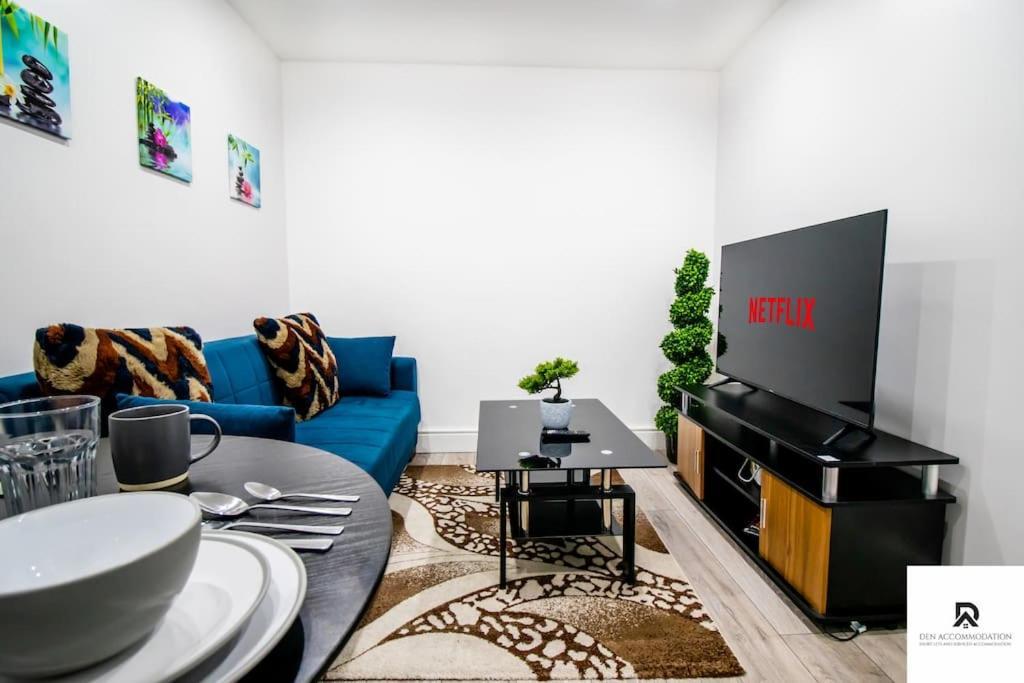 Weekly & Monthly - Beautiful 2 Bed House With Free Parking - Relocation, Business & Group - 5 Guests - By Den Short Lets & Serviced Accommodation, Woolwich Londen
