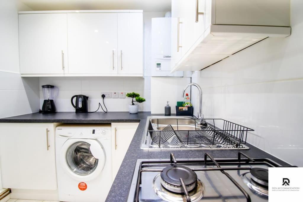 Weekly & Monthly - Beautiful 2 Bed House With Free Parking - Relocation, Business & Group - 5 Guests - By Den Short Lets & Serviced Accommodation, Woolwich * Londen