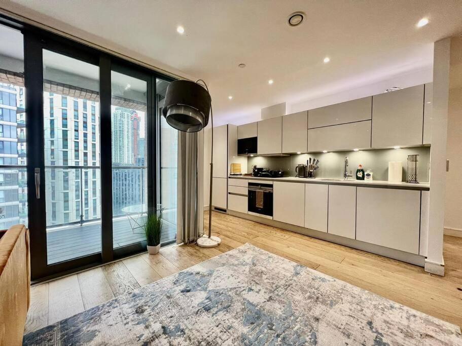 Modern & Secure 3br 2ba In The Heart Of Crossharbour * Londen