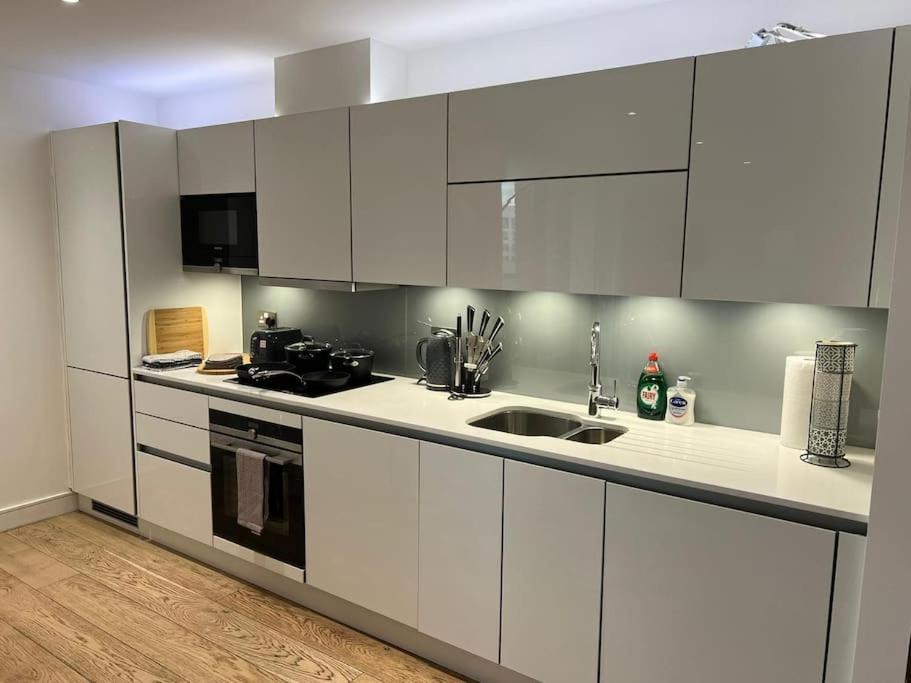 Modern & Secure 3br 2ba In The Heart Of Crossharbour Appartement Londen