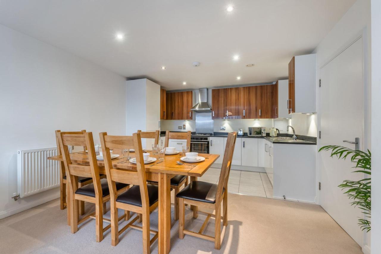 Kensington Luxury Retreat: Spacious 2-bedroom With Prime Location Apartment London