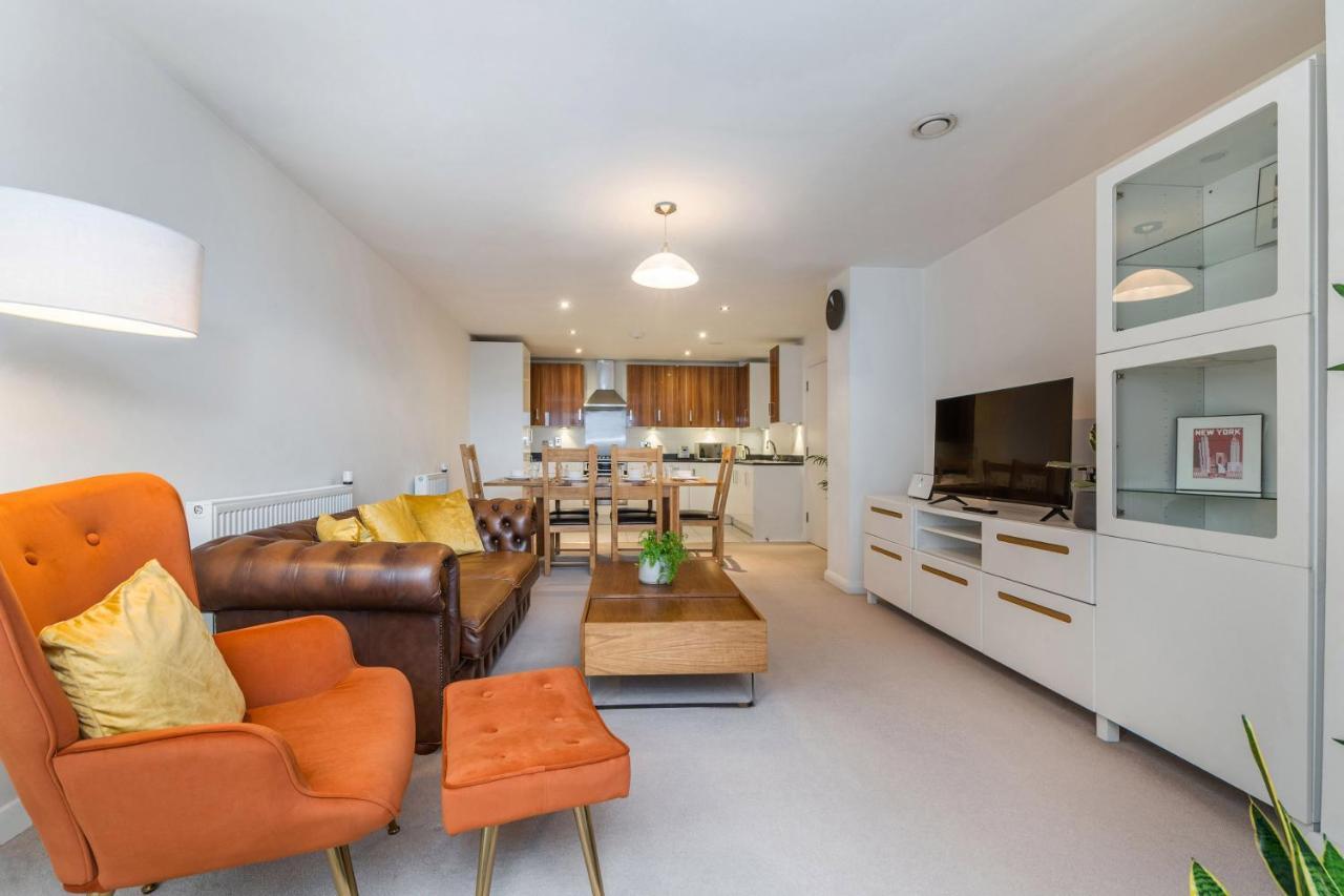 Kensington Luxury Retreat: Spacious 2-bedroom With Prime Location Apartment London