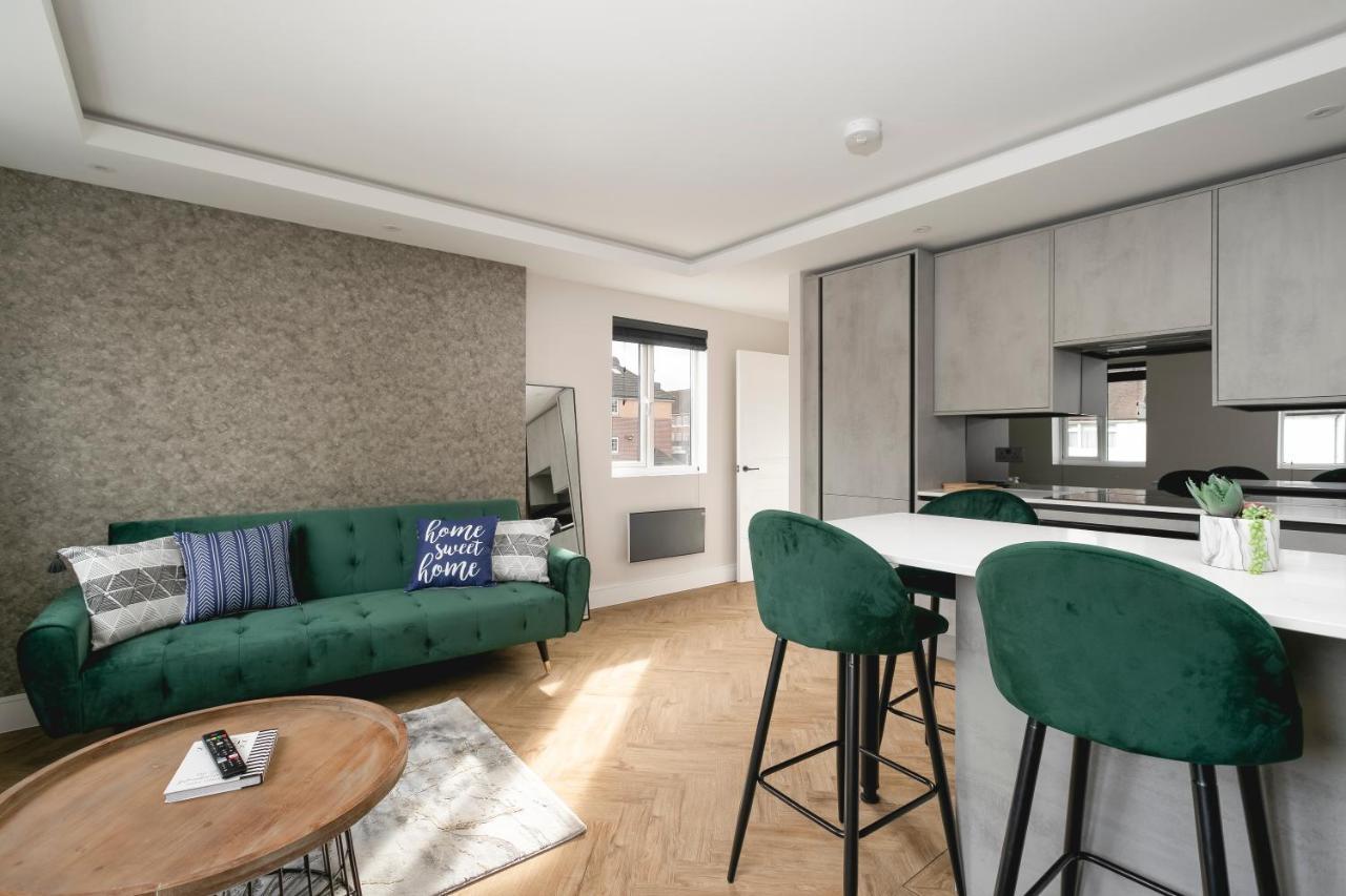 Skyvillion - Cozy Large 4 & 1 Bed In Enfield, Mins To Tube Station, Free Wi-fi Apartamento