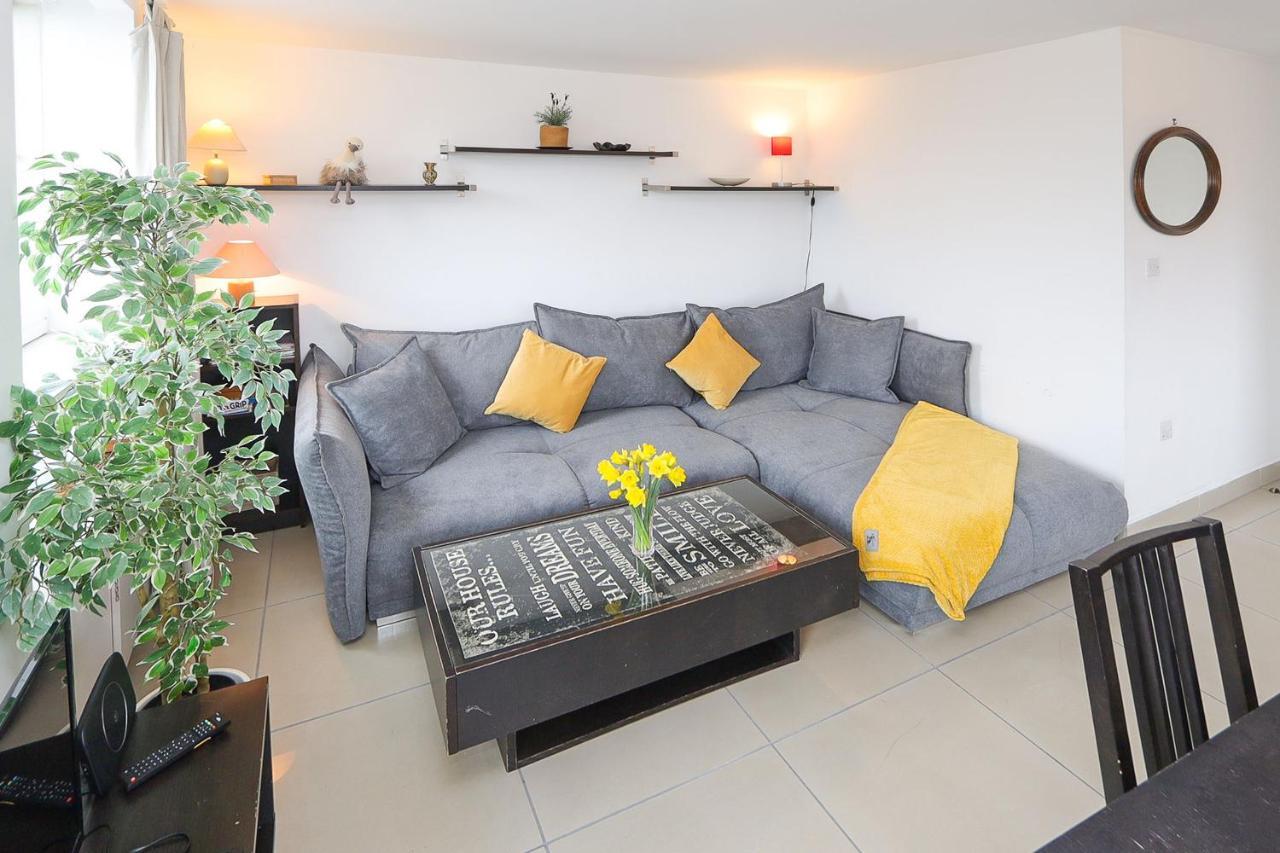 2-bed 2-bath Flat Around The Corner From Portobello Market London