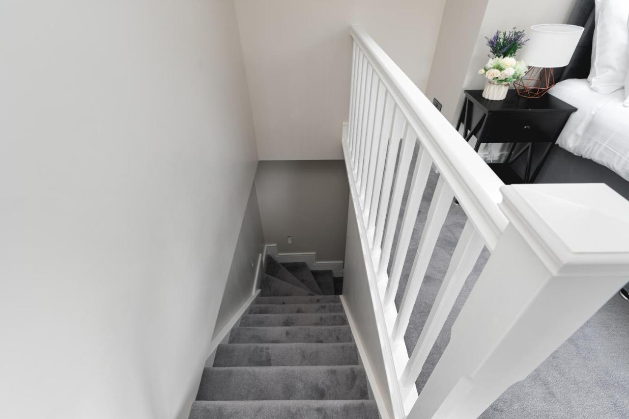 Skyvillion - Cozy Large 4 & 1 Bed In Enfield, Mins To Tube Station, Free Wi-fi Apartamento