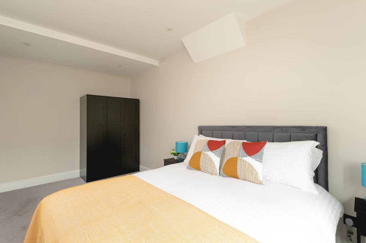Apartamento Skyvillion - Cozy Large 4 & 1 Bed In Enfield, Mins To Tube Station, Free Wi-fi