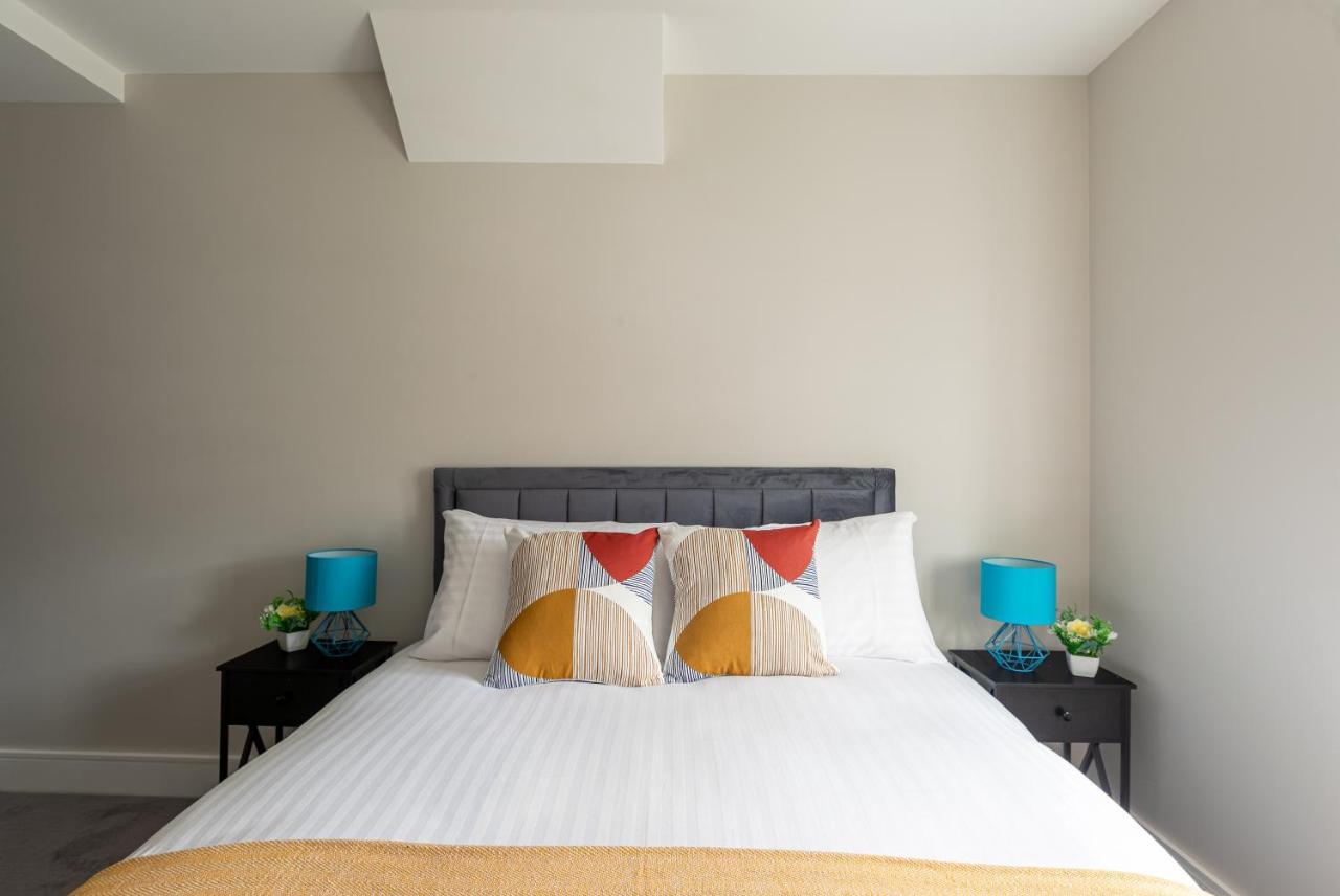 Skyvillion - Cozy Large 4 & 1 Bed In Enfield, Mins To Tube Station, Free Wi-fi Apartamento *