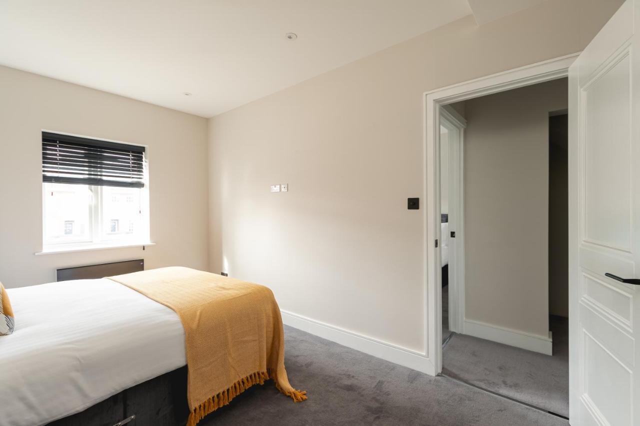 Apartamento Skyvillion - Cozy Large 4 & 1 Bed In Enfield, Mins To Tube Station, Free Wi-fi *